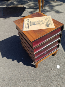 Ancien rafraichissoir Anglais de bibliothèque, manque la cuve en métal c'est un petit coffre du coup .  . En acajou forme de livre