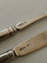 Charger l&#39;image dans la galerie, Rare série de couverts à dessert en argent massif Allemand fin XVIIIÈME début XIXE par le maître orfèvre Christian Friedrich Müller à Berlin periode 1788/1802. Très bonne orfèvre renommé. Monogramme et couronne de prince probablement prussien.
