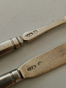 Rare série de couverts à dessert en argent massif Allemand fin XVIIIÈME début XIXE par le maître orfèvre Christian Friedrich Müller à Berlin periode 1788/1802. Très bonne orfèvre renommé. Monogramme et couronne de prince probablement prussien.