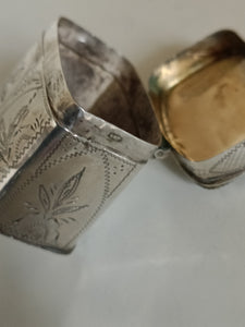 Ravissante petite boîte à thé de voyage hollandaise en argent massif. Daté 1874