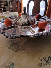 Charger l&#39;image dans la galerie, Grand centre de tables pivotant à servir Anglais, en métal argenté. 2 partie
