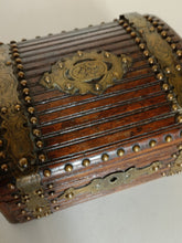 Charger l'image dans la galerie, Petit coffret anglais Victoria en Chêne massif , et garniture laiton,  xixème .
