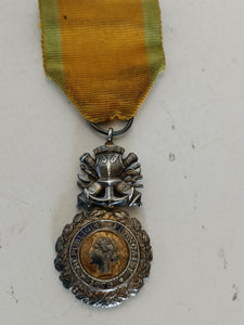 Médaille militaire française 3ème République, argent premier titre . Avec son ruban, dégât dans l'email. Devise valeurs et discipline
