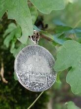 Charger l'image dans la galerie, Rare distinction de tir de la société Suisse des carabiniers. Médaille membre d'honneur 1963 en argent massif avec monture pendentif.
