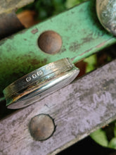 Charger l&#39;image dans la galerie, Petite boîte ronde en argent Sterling, fin XIXÈME H&amp;T Hilliard &amp; Thomason motifs avant-gardiste. Bonne état général
