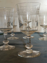 Charger l&#39;image dans la galerie, Série de 5 verres  à vins ancien ,en verre soufflé et gravé à l&#39;acide
