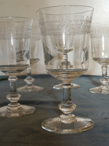 Série de 5 verres  à vins ancien ,en verre soufflé et gravé à l'acide