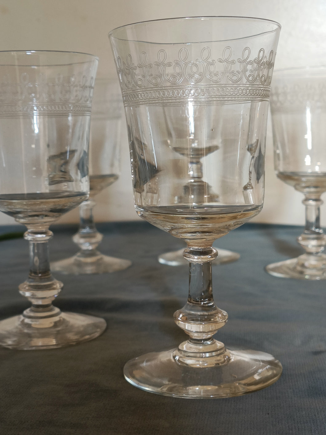 Série de 5 verres  à vins ancien ,en verre soufflé et gravé à l'acide
