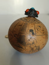 Charger l&#39;image dans la galerie, Boîte à tabac à priser, coloquinte gravée , décors érotique, vers 1900, région Chine
