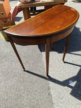 Charger l&#39;image dans la galerie, Petite console mi lune, table à jeux , début XXÈME Anglais , marqueterie acajou.
