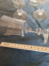 Charger l&#39;image dans la galerie, Série de 5 verres  à vins ancien ,en verre soufflé et gravé à l&#39;acide
