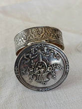 Charger l'image dans la galerie, Charmante petite boîte à pilules en argent massif, fin XIXÈME dans le style Louis XVI.
