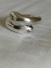 Charger l'image dans la galerie, Bague serpent création artiste inconnu, en argent massif, technique cire perdue. Dans le goût de la bague larmes de Tiffany.
