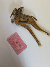 Charger l&#39;image dans la galerie, Indonésie casse noix de Béthel en laiton fondu , décors éléphant rare . Fin XIXÈME début Xxème
