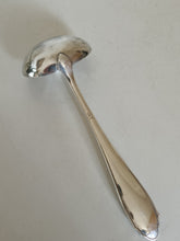 Charger l&#39;image dans la galerie, Jezler la reine louche à sauce en argent massif 0.800 parfait état. 55g
