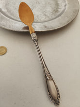 Charger l'image dans la galerie, Cuillère d'enfant manche argent massif , vers  1900
