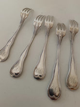 Charger l'image dans la galerie, Genève fin XVIIIÈME début XIXÈME série de 5 fourchettes entre mets en argent massif . Modèle filet violon , orfèvre PA à identifier. Poinçon de contrôle Genève. 196g
