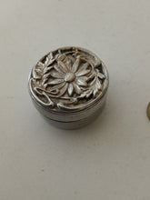 Charger l'image dans la galerie, Petite boîte ronde art nouveau en métal argenté.
