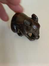 Charger l'image dans la galerie, Netsuke japonais souris à la châtaigne, en bois sculpté. Début XXÈME
