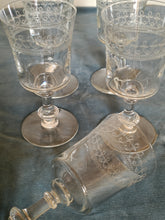 Charger l&#39;image dans la galerie, Série de 5 verres  à vins ancien ,en verre soufflé et gravé à l&#39;acide
