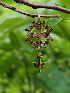 Croix huguenote ancienne en or 18 carats.