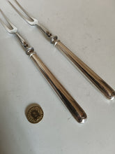 Charger l&#39;image dans la galerie, Paire de fourchette de service avec manche argent , Allemagne début XXÈME
