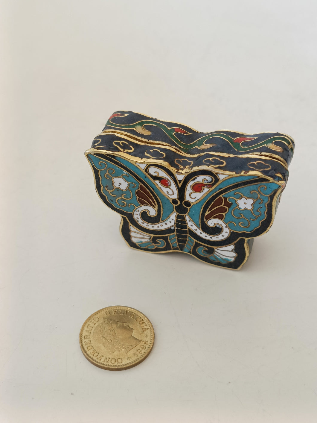 Petite boîte cloisonnée, Chine début XXÈME. Forme de papillon