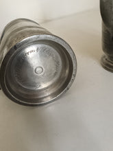 Charger l'image dans la galerie, Paire de chope à bière en étain Anglais, provenant du Pub le prince de Galles à Londres. Fin XIXÈME
