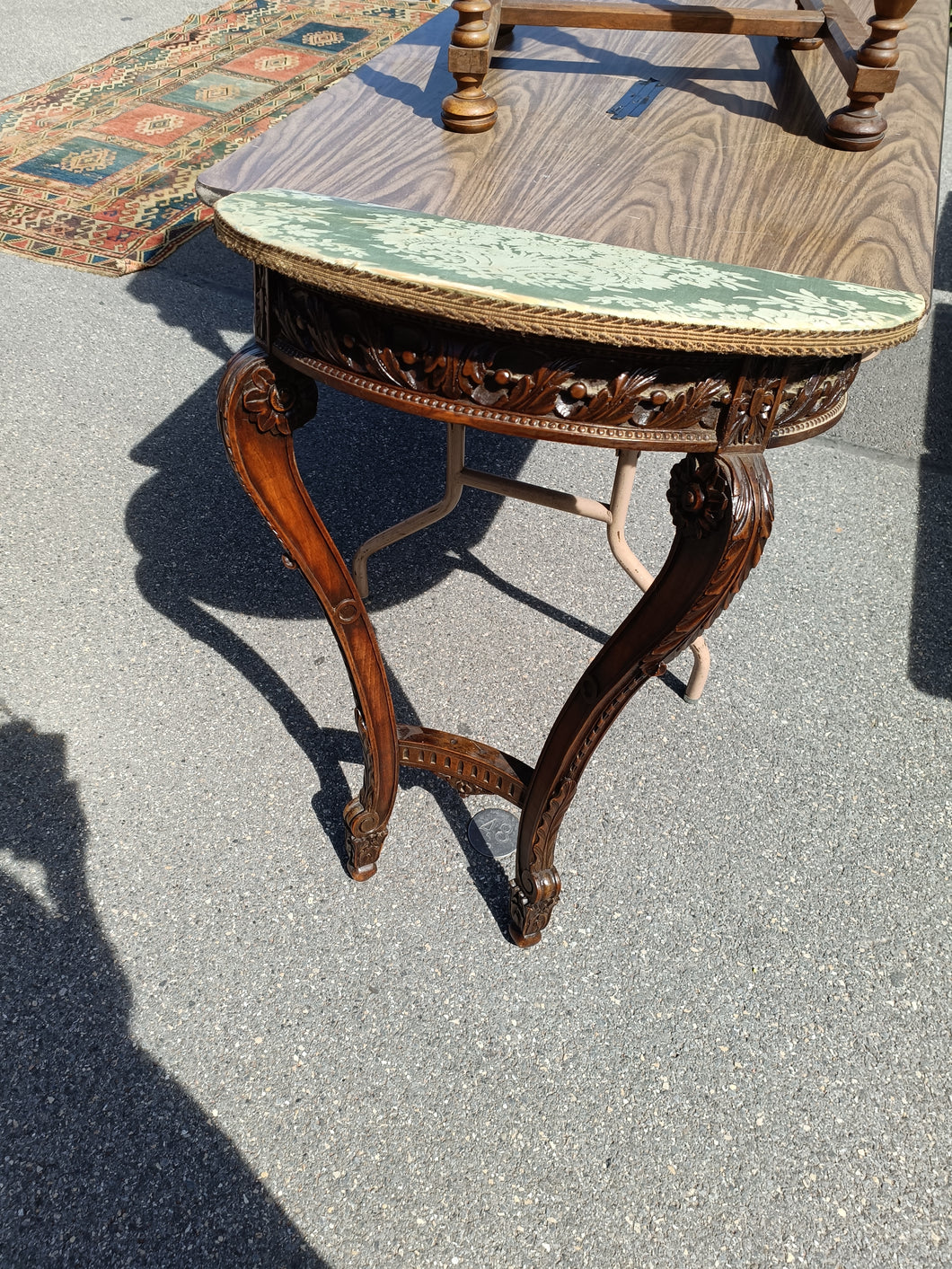 Console à poser style Louis XV en noyer massif sculpté. Fin XIXÈME début Xxème