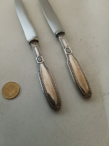 Paire de coûteau à dessert manche argent et lame inox.