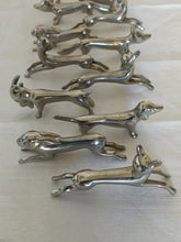 Charger l'image dans la galerie, Série de 12 portes couteaux animaliers en étain fin fabriqués en Suisse
