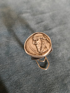 Bague chevalière en argent avec copie monnaie grecque. Roi Mithridate II de Parthe