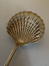 Charger l'image dans la galerie, Maître orfèvre Jean Granvigne à Paris 1868 à 1910 , fine pelle à fraise en argent massif premier titre. Décors coquille qualitée exceptionnelle ! 100g

