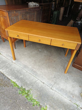 Charger l'image dans la galerie, Bureau design vers 1960, en noyer massif . Origine probablement Allemand ou Suisse .
