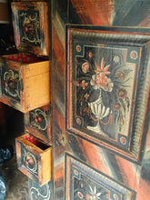 Charger l'image dans la galerie, Rarissime petite armoire de mariage  Appenzelloise peinte

