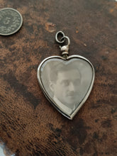 Charger l'image dans la galerie, Pendentif coeur en argent et verre en cristal . Pour photo souvenir avec ses photos original

