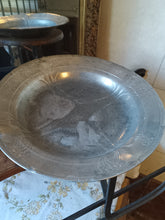 Charger l&#39;image dans la galerie, Kaiserzin grande assiette en étain d&#39;époque Art nouveau. Avec réparation
