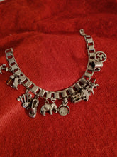 Charger l'image dans la galerie, Bracelet en argent Sterling 0,925 et ses portes bonheur en Sterling également. XXÈME 44g
