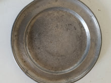 Charger l'image dans la galerie, Assiette en étain d’époque XVIIIE Suisse Zürich par le potier d'étain Johannes Zimmermann 1716-1789
