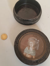 Charger l&#39;image dans la galerie, Boîte en papier mâché avec médaillon portrait miniature 18ème, en l&#39;état.
