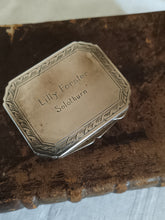 Charger l'image dans la galerie, Houbigant France boîte à poudrer et rouge à lèvres en argent massif, décors ciselé,avec son contenu
