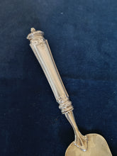 Charger l&#39;image dans la galerie, Pelle à tarte en argent massif Allemand fin XIXÈME
