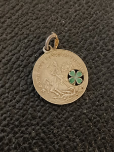 St George médaille de protection et chance en argent et emaille.