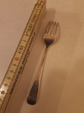 Charger l'image dans la galerie, Londres 1819 fourchette en argent à dessert XIXème. Poinçon maître illisible.
