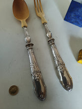 Charger l'image dans la galerie, Ravinet et Cie à Paris ,  paire de service à salade d'époque Art nouveau, manche en argent massif . Décors châtaigne .
