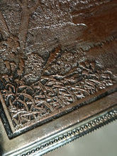 Charger l'image dans la galerie, Ravissante boîte Empire en cuivre argenté . Probablement fin XIXÈME avec plaque de décors eaux fortes ajouter ultérieurement.
