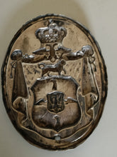 Charger l&#39;image dans la galerie, Rare plaque avec blason famille royale , Prusse, Polonaise ou Russe en argent massif repoussé. XIXÈME
