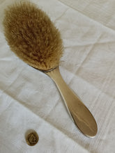 Charger l'image dans la galerie, Ravissante brosse à cheveux en argent massif Sterling Anglais , émail bleu guillochée. Avec un petit éclat. Début XXÈME

