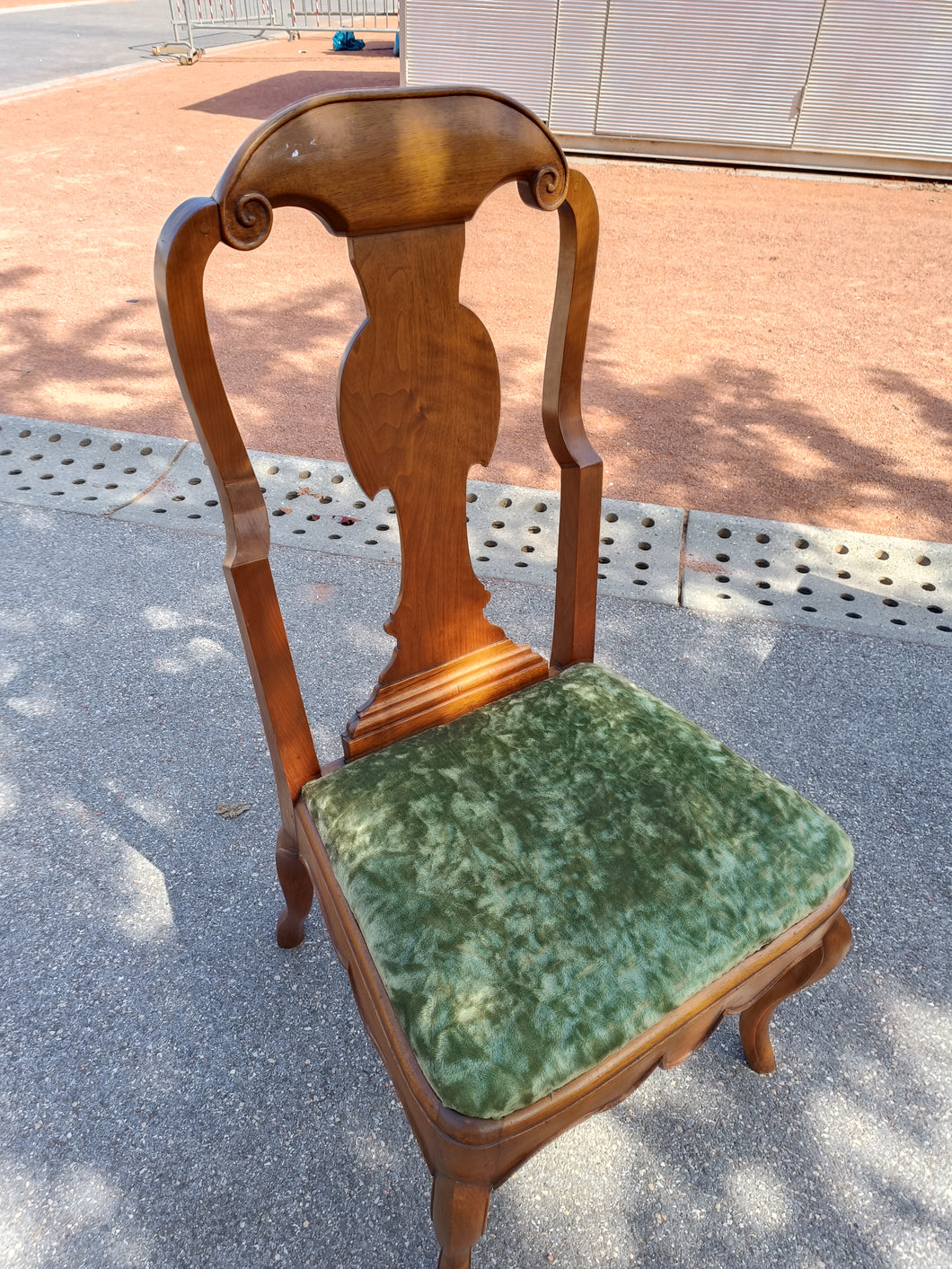 Chaise l'époque Louis XV en noyer massif