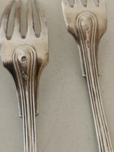 Charger l'image dans la galerie, Genève fin XVIIIÈME début XIXÈME série de 5 fourchettes entre mets en argent massif . Modèle filet violon , orfèvre PA à identifier. Poinçon de contrôle Genève. 196g
